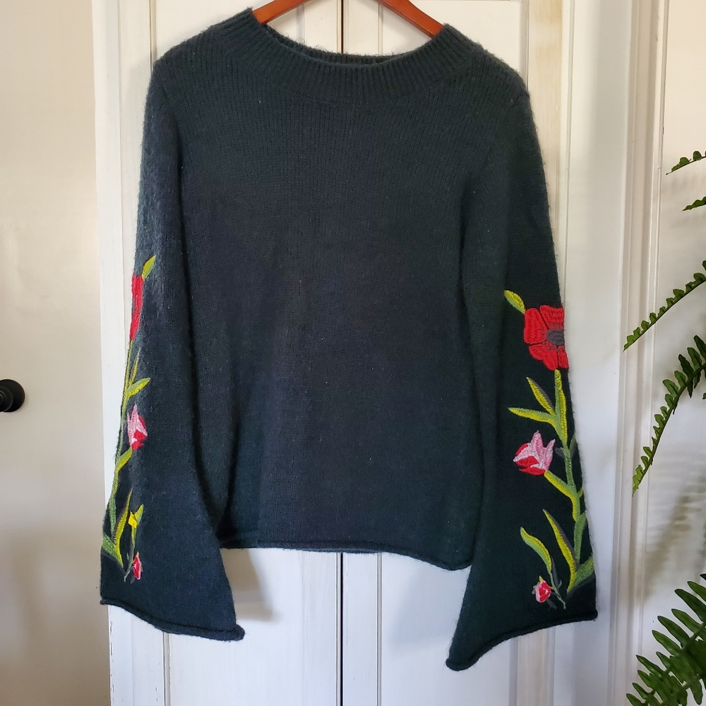 Romeo Juliet Couture Green Embroidered Floral Bell Long Sleeves Sweater